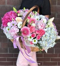 Композиция солнечный день в Новописцово Цветочная композиция из Розы, Хризантемы, Пионы и Лизиантусы в корзине в Новописцово
