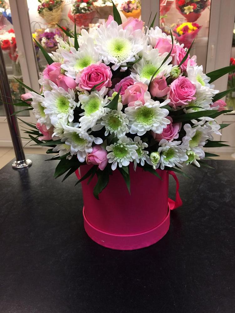 Цветочная композиция из Розы и Хризантемы в шляпной коробке в Новописцово