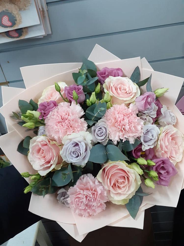 Букет цветов из: Розы, Гвоздики и Лизиантусы в Новописцово