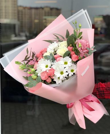 Букет цветов из: Розы, Лизиантусы и Хризантемы в Новописцово
