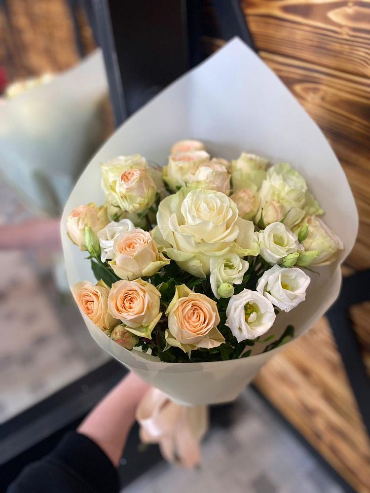 Букет цветов из: Розы и Лизиантусы в Новописцово